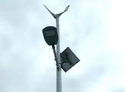 南京歐陸電氣40套設備配置功率300W的風光互補系統用于上海浦東海邊風光互補鋰電路燈并經受住了大風考驗